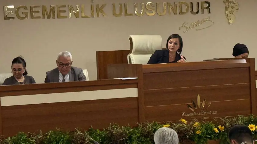 Karabağlar’da tartışmalı meclis: Tutuklama, kayıp yıl tartışması ve mali disiplin polemiği haberinin görseli