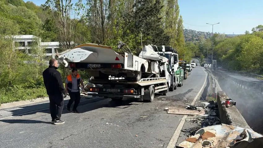 Sarıyer’de feci kaza: Virajı alamayan karavan bariyerlere çarptı, sürücü hayatını kaybetti haberinin görseli