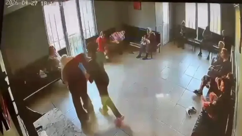 Bakımevinde skandal görüntü: Yaşlı hastayı darp edip yüzüne tükürdü! haberinin görseli