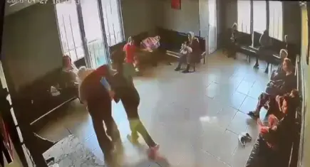 Bakımevinde skandal görüntü: Yaşlı hastayı darp edip yüzüne tükürdü!