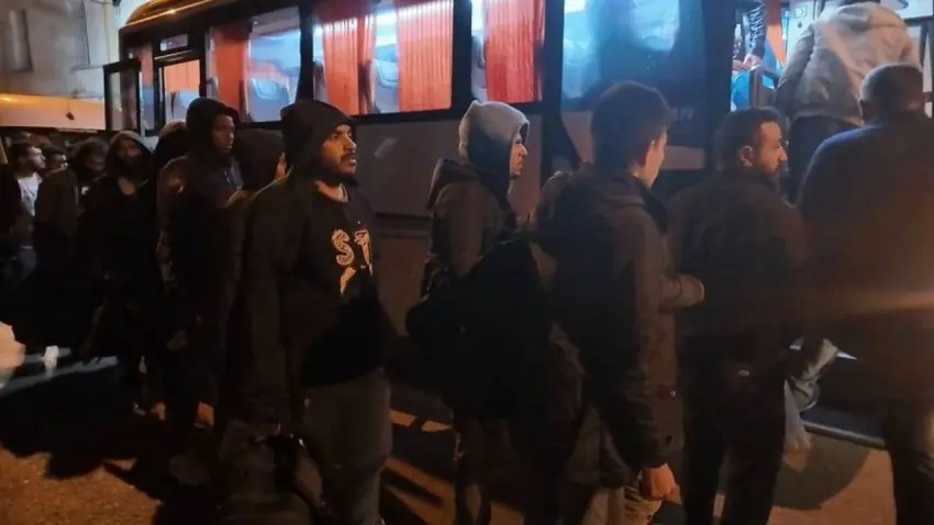 İzmir’de göçmen botu yarı batık halde bulundu: 9 yaşındaki çocuk hayatını kaybetti  haberinin görseli