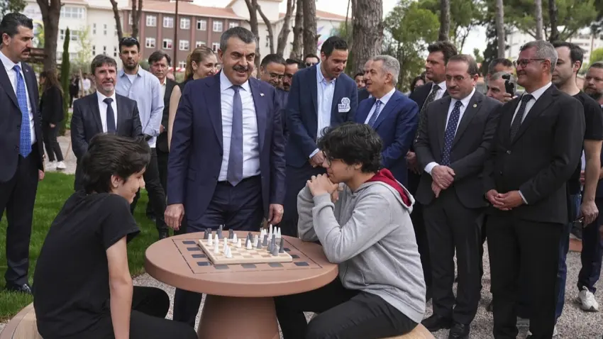 Yusuf Tekin: Öğretmenlerimizin emeği toplumda daha fazla görünmeli haberinin görseli