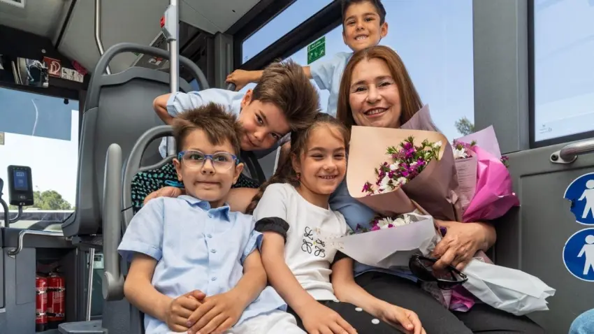 Dördüzlerinden ESHOT şoförü anneye duygulandıran Anneler Günü sürprizi haberinin görseli