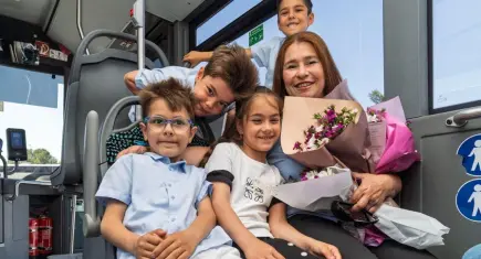 Dördüzlerinden ESHOT şoförü anneye duygulandıran Anneler Günü sürprizi