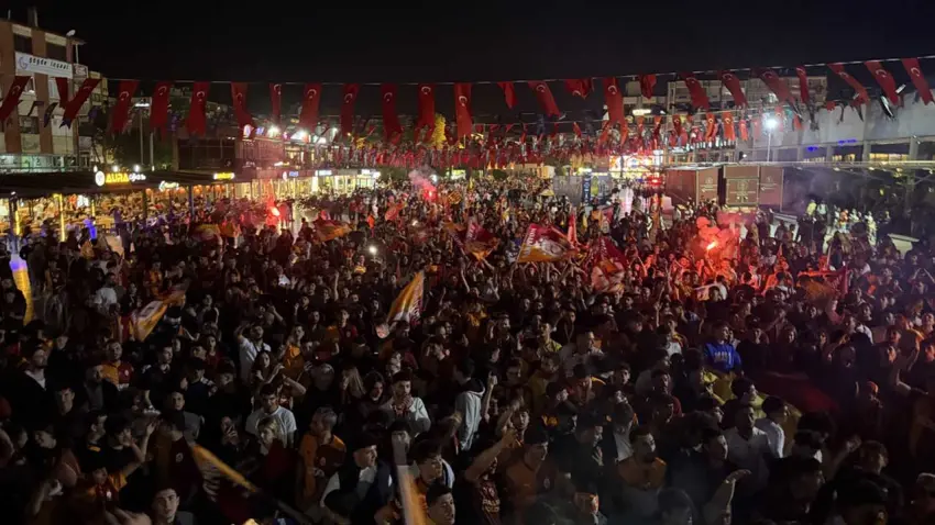Ege "Sarı-Kırmızı"ya boyandı: Taraftarlar sokaklara sığmadı! haberinin görseli