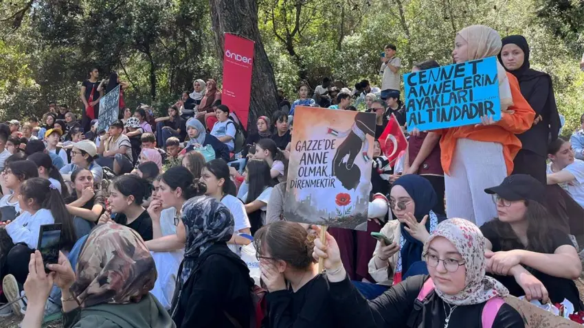 İzmir’de Gazzeli anneler için yürüyüş düzenlendi haberinin görseli