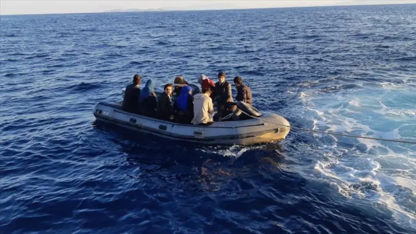 İzmir haber: Çeşme açıklarında 28 düzensiz göçmen yakalandı haberinin görseli