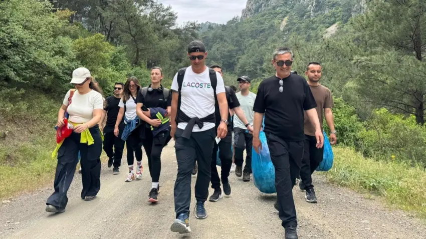 İzmir İtfaiyesi’nden doğa yürüyüşüyle orman yangınlarına karşı farkındalık etkinliği haberinin görseli
