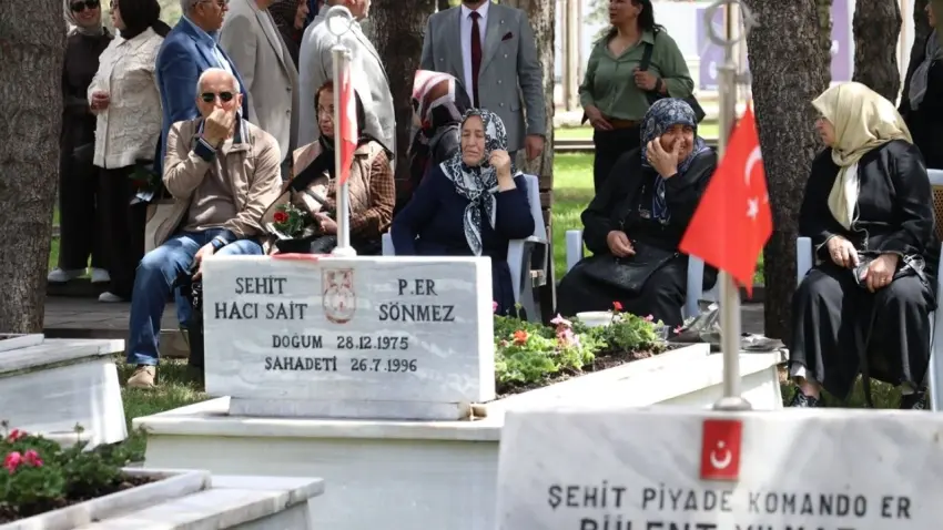 Kayseri’de şehit anneleri evlatlarının kabri başında buluştu haberinin görseli