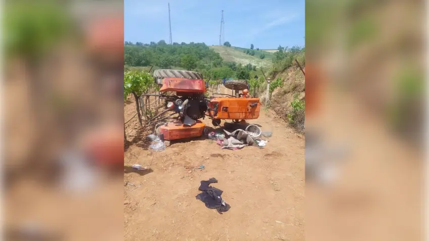 Manisa'da Traktör şarampole yuvarlandı haberinin görseli