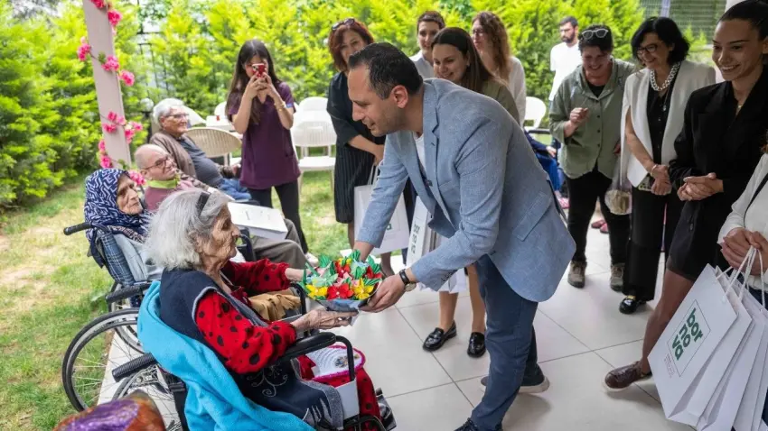 Başkan Eşki'den huzurevindeki annelere ziyaret
