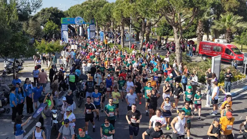 Salomon Çeşme Yarı Maratonu’nda dereceye giren sporcular ödüllerini aldı haberinin görseli