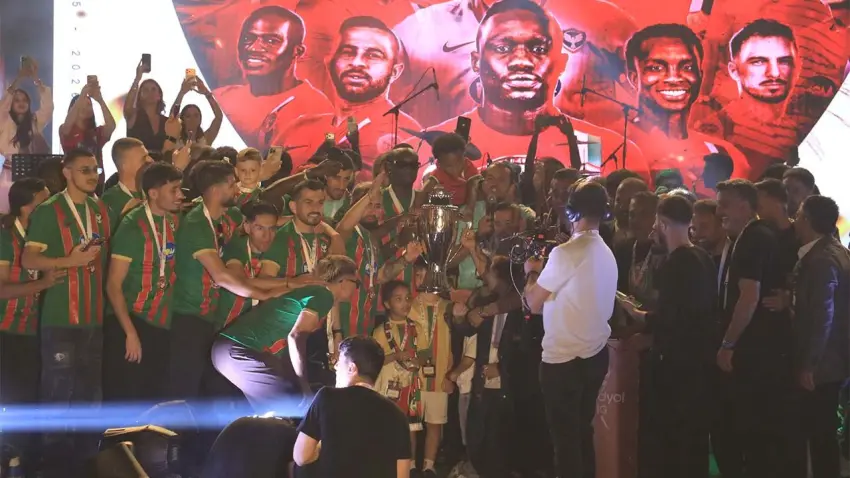 Amed Sportif Faaliyetler kupasını aldı haberinin görseli