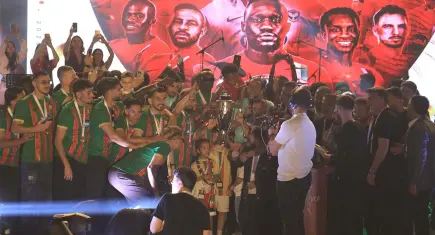 Amed Sportif Faaliyetler kupasını aldı