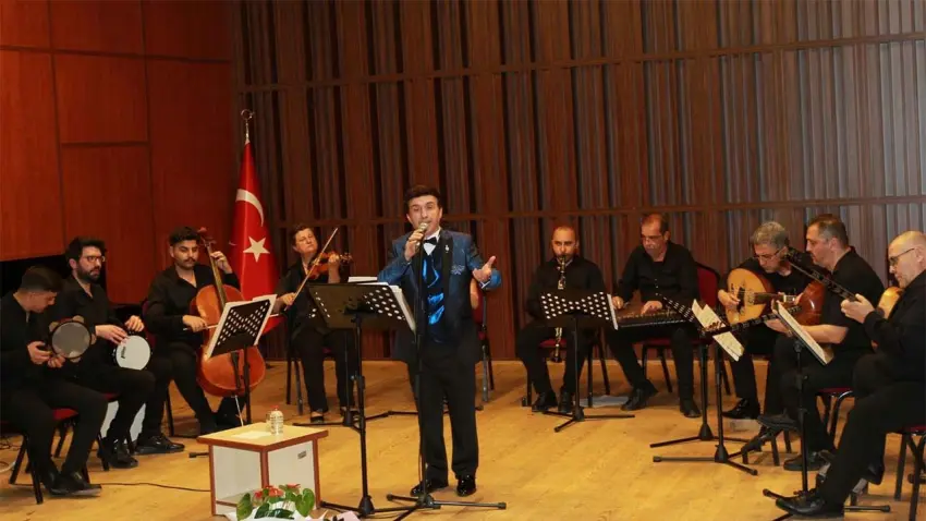 Ege’de Mehmet Şafak’tan Türk musikisiyle nostaljik gece haberinin görseli