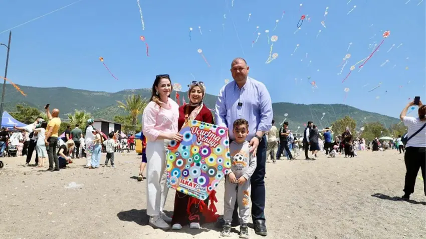 Menderes’te gökyüzü uçurtmalarla renklendi haberinin görseli