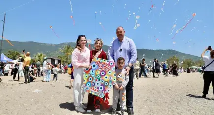 Menderes’te gökyüzü uçurtmalarla renklendi