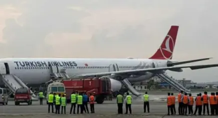 THY uçağında korku dolu anlar: Pistte dumanlar yükselince tahliye başladı!