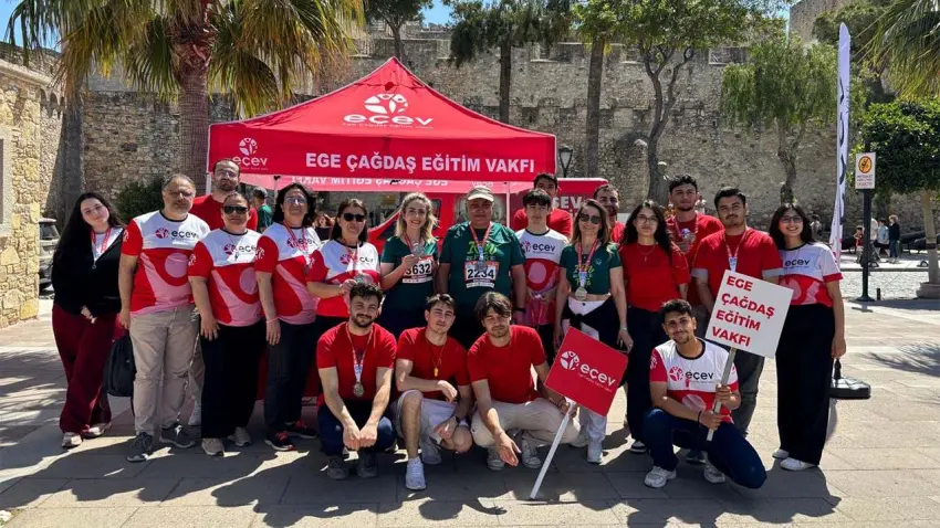 Çeşme Yarı Maratonu’nda İZSİAD’dan EÇEV için anlamlı koşu haberinin görseli
