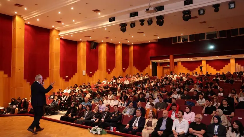 DEÜ’de Türk havacılık tarihi ve TUSAŞ vizyonu konuşuldu haberinin görseli