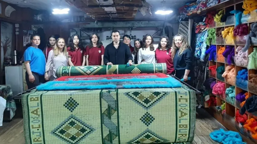 Tire’de öğrenciler geleneksel keçeciliği yerinde öğrendi haberinin görseli