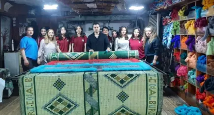 Tire’de öğrenciler geleneksel keçeciliği yerinde öğrendi