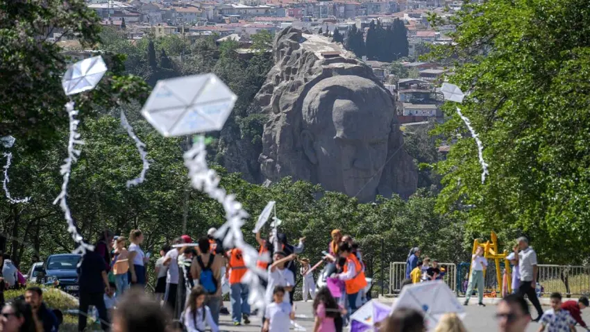 Kadifekale’de gökyüzü uçurtmalarla renklendi haberinin görseli