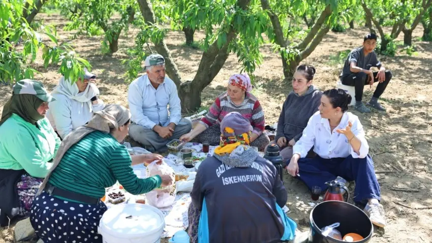 Başkan Sengel, şeftali üreticileriyle tarlada buluştu haberinin görseli