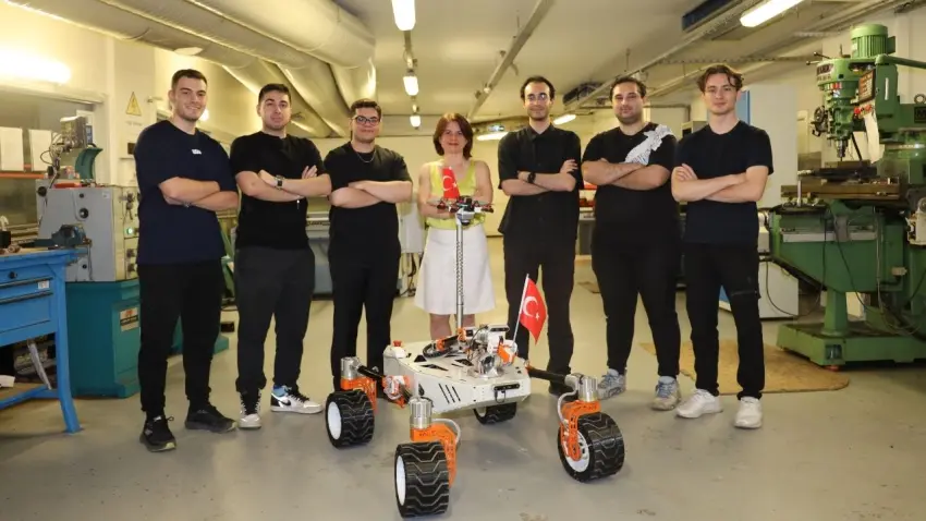 İEÜ’lü öğrencilerden bomba imha robotu haberinin görseli