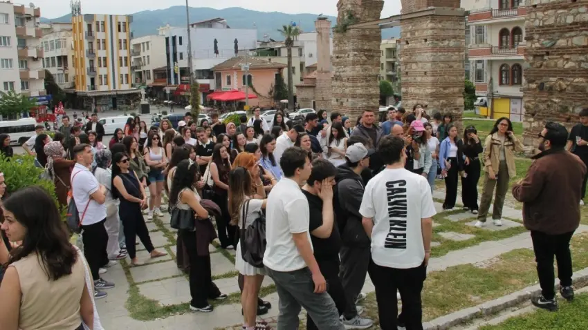 Manisalı ziyaretçiler Efes Selçuk’un tarihine yolculuk yaptı haberinin görseli