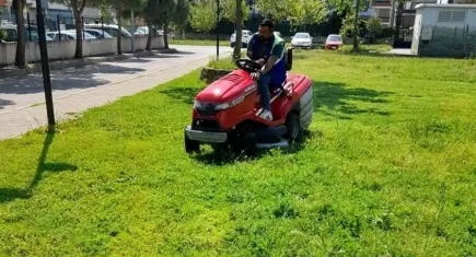 Menderes’te yabancı otlarla mücadele sürüyor