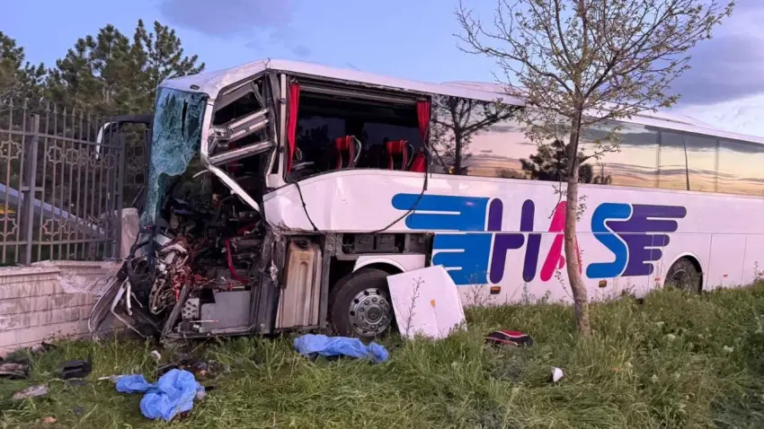 Yolcu otobüsü TIR'a çarptı: Ölü ve yaralılar var haberinin görseli