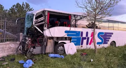 Yolcu otobüsü TIR'a çarptı: Ölü ve yaralılar var