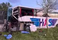 Yolcu otobüsü TIR'a çarptı: Ölü ve yaralılar var