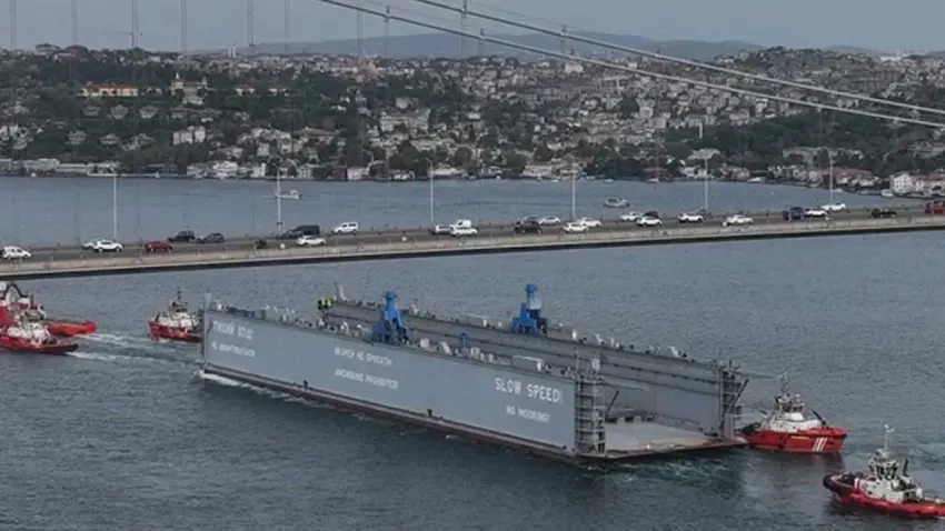 Drone saldırısına uğrayan gemi İstanbul Boğazı'nı kapattı haberinin görseli