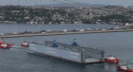 Drone saldırısına uğrayan gemi İstanbul Boğazı'nı kapattı