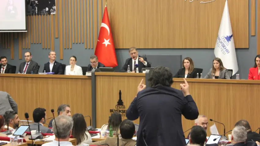 Tugay Büyükşehir’de esti gürledi: İzmir’e yatırımı engelleyenlerin Allah cezasını versin haberinin görseli