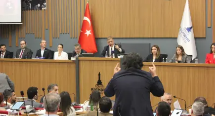 Tugay Büyükşehir’de esti gürledi: İzmir’e yatırımı engelleyenlerin Allah cezasını versin