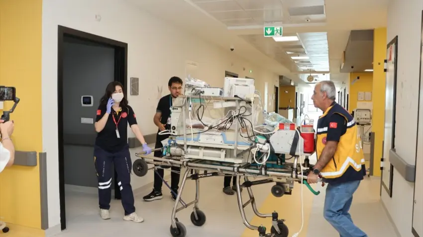 Van’daki 3,5 aylık bebek ambulans uçakla İzmir’e sevk edildi haberinin görseli