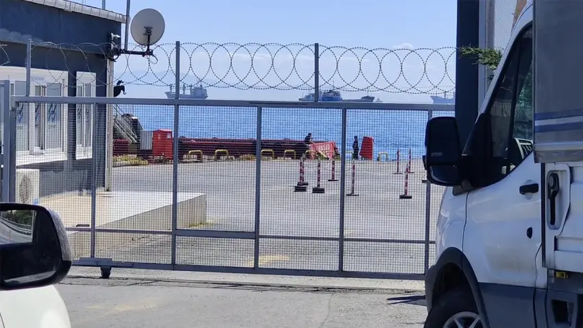 Ahırkapı’da ölü bulunan Rus mürettebatın cenazesi Adli Tıp’a gönderildi haberinin görseli