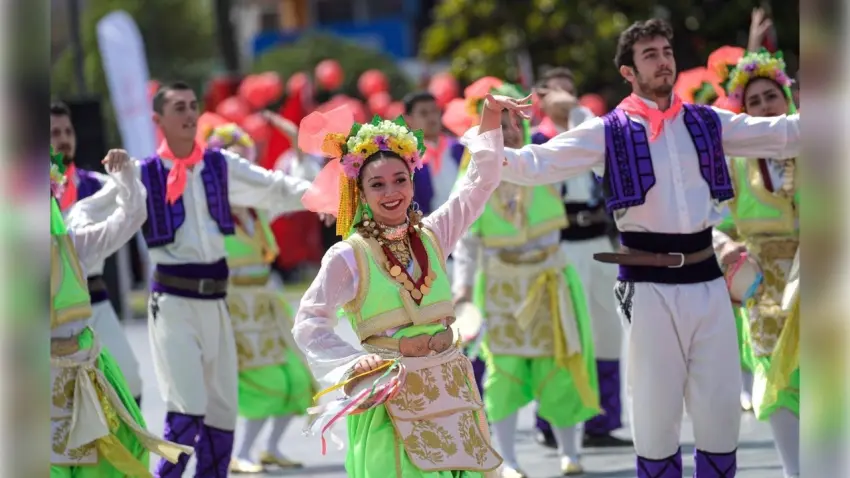 İzmir’de 19 Mayıs coşkusu tüm kenti sardı haberinin görseli