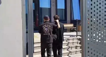 İzmir’de haklarında kesinleşmiş hapis cezası bulunan 2 firari yakalandı