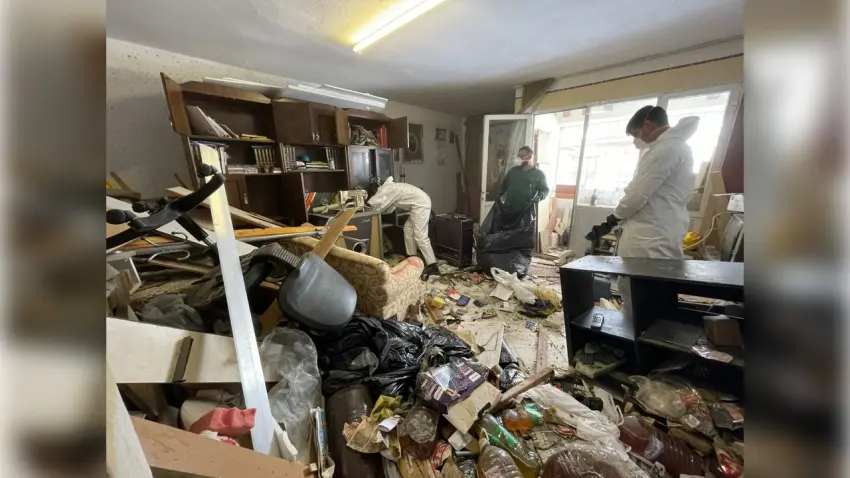 Konak’ta çöp eve geçit verilmedi: 10 ton atık çıkarıldı haberinin görseli