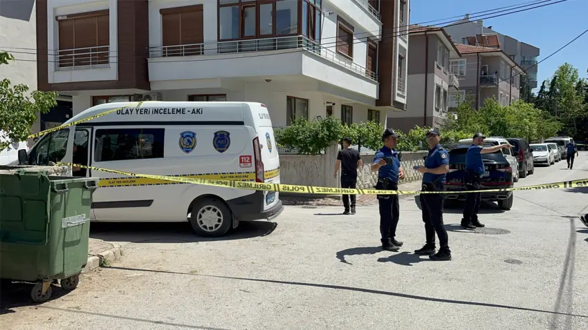 Parkta elleri kanlı şekilde otururken fark edildi: Anne babasını öldürdüğü ortaya çıktı haberinin görseli