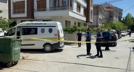 Parkta elleri kanlı şekilde otururken fark edildi: Anne babasını öldürdüğü ortaya çıktı