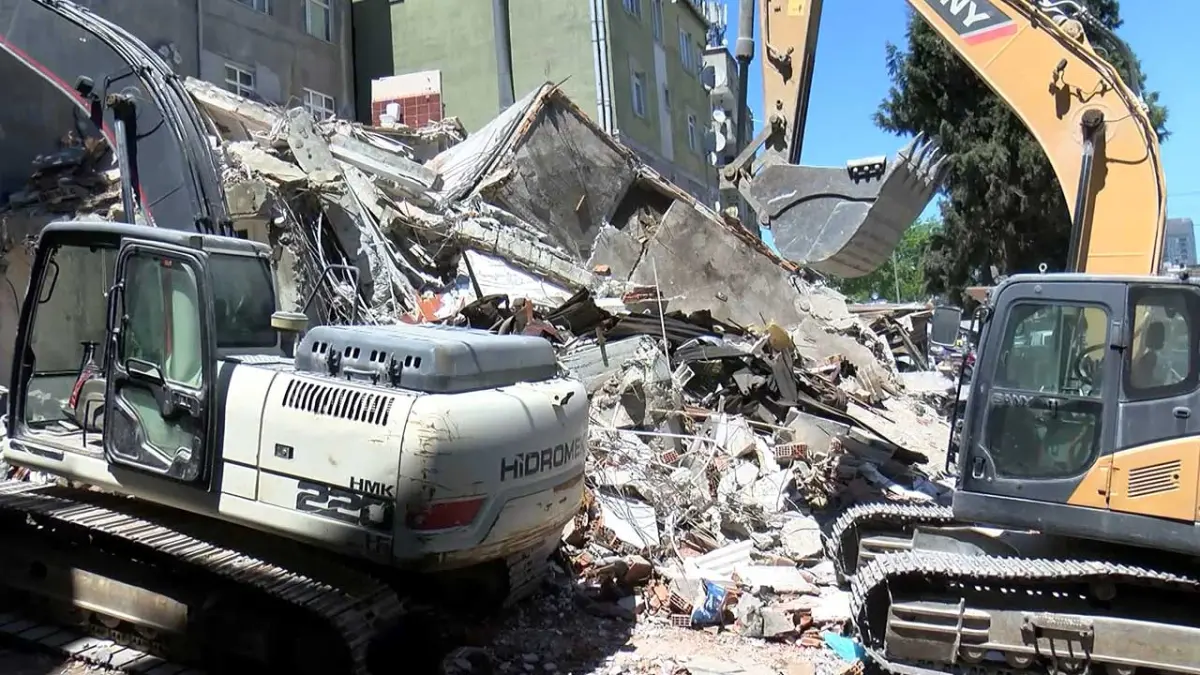 Yıkımı yapılan bina, bitişiğindeki binanın üzerine çöktü görseli