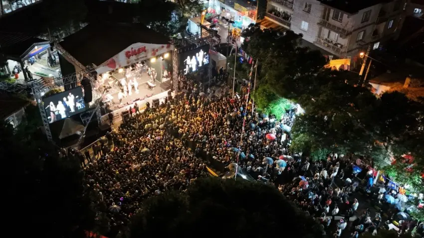 Emiralem Çilek Festivali yağmura rağmen coşkuyla kutlandı haberinin görseli
