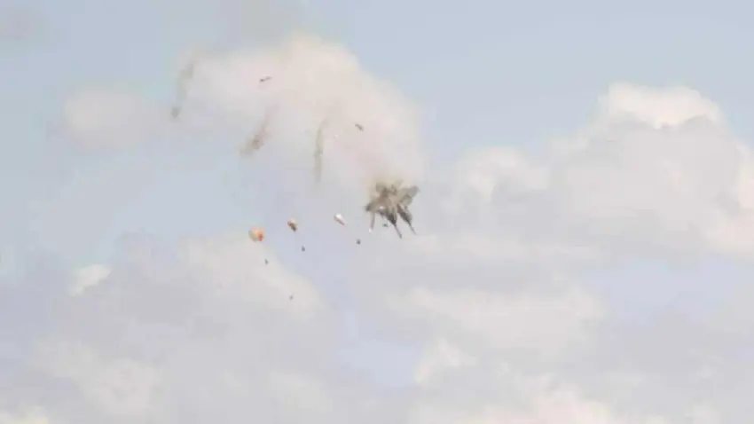Hava gösterisinde feci kaza: İki savaş uçağı havada çarpıştı! haberinin görseli