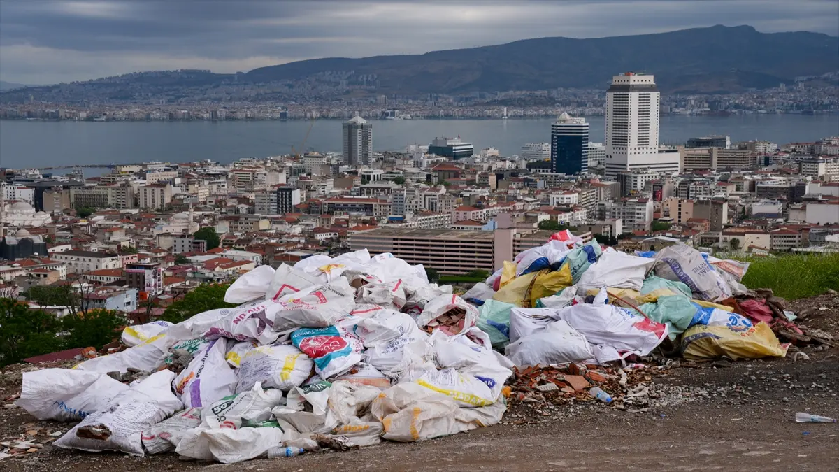 İzmir'de deniz manzaralı boş alana moloz ve çöp dökülmesine tepki görseli