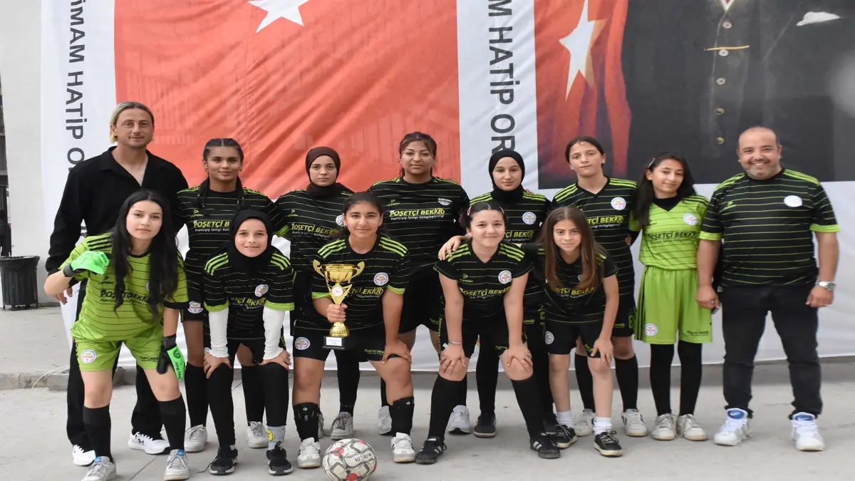 İzmir'deki kız futbol takımı beton zeminden namağlup şampiyonluğa uzandı görseli